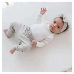 Kyte Baby - Long Sleeve Bodysuit In Cloud 7 Kyte Baby - Long Sleeve Bodysuit In Cloud -Macro Baby Store kyte baby long sleeve bodysuit in cloud image 3
