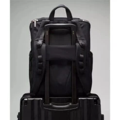 Lululemon - New Parent Backpack 17L, Black/Trench 21 Lululemon - New Parent Backpack 17L, Black/Trench -Macro Baby Store lululemon new parent backpack 17l black trench image 10